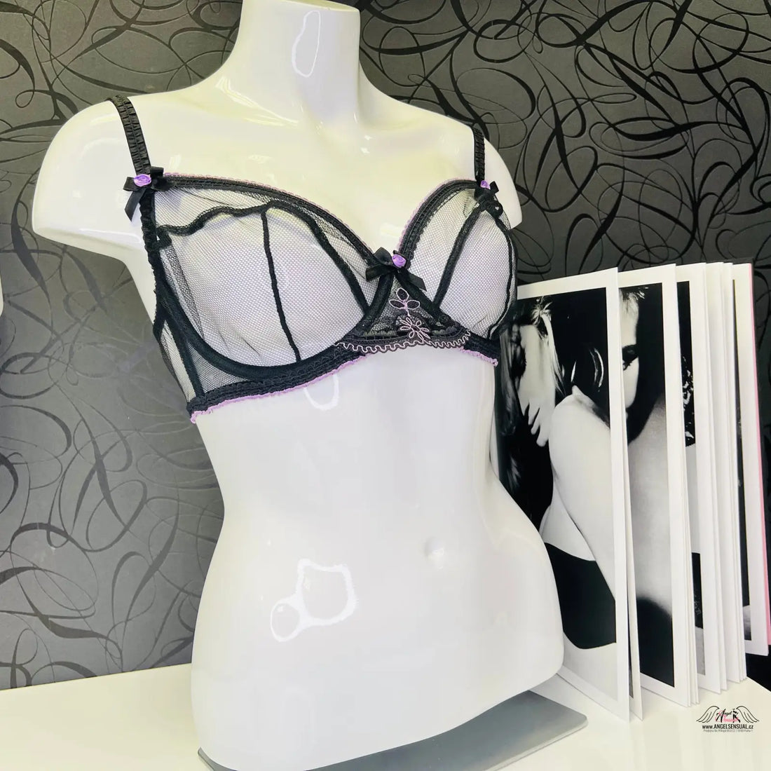 Manekýn s podprsenkou Juniper Black a časopisem na stole, produkt Agent Provocateur Juniper Black