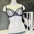 Manekýn s podprsenkou Juniper Black a knihou na stole, produkt Agent Provocateur Juniper Black