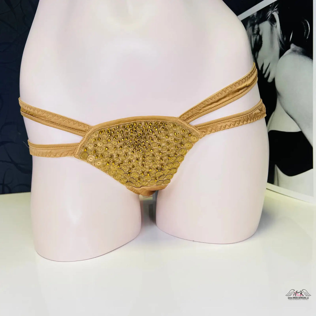 Gold sequined bikini bottom from Agent Provocateur Astra Soiree asymetrické kalhotky s všitými ozdobami