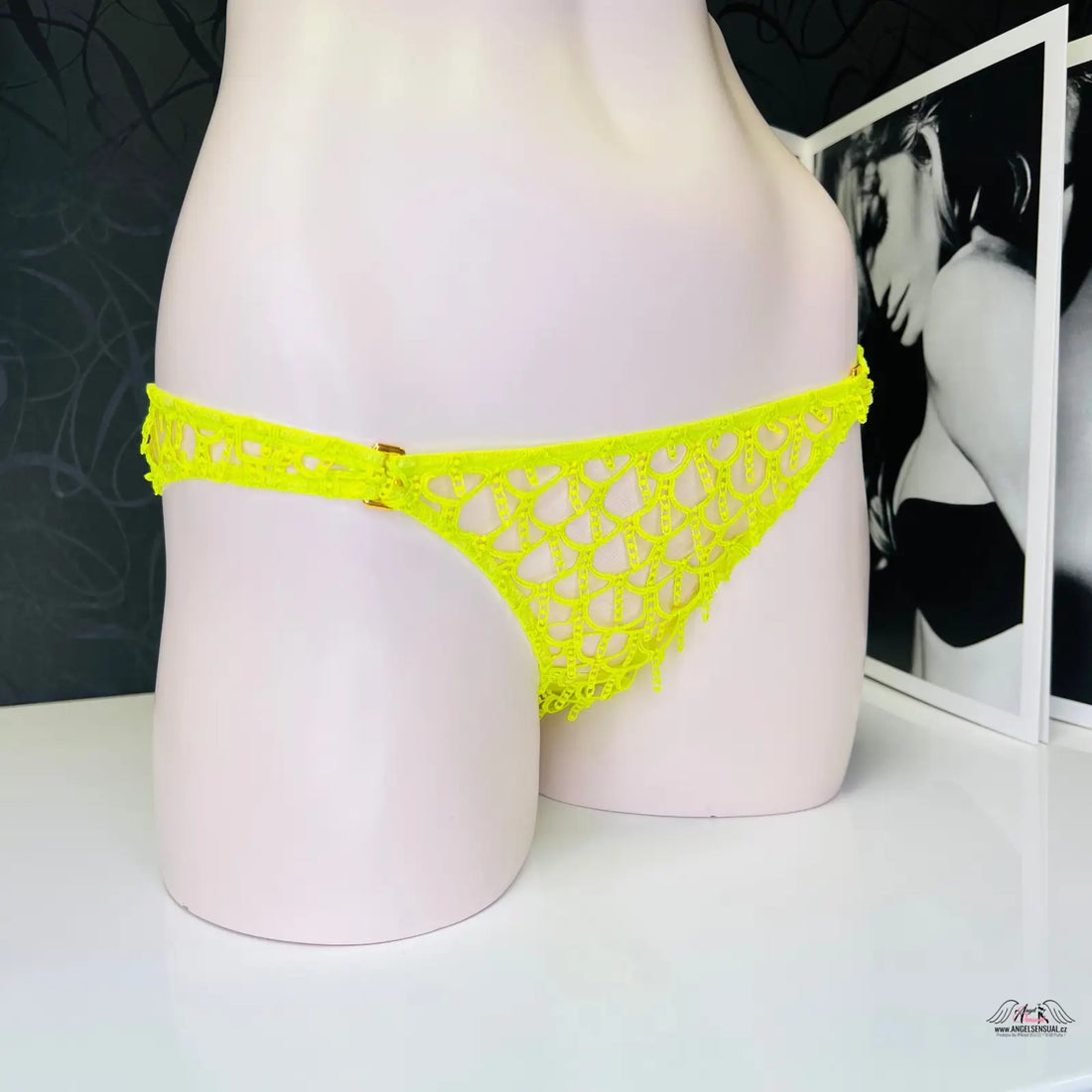 Žluté kalhotky Axis Brief Lime Rozjasněte s černobílým pozadím, retro eleganci