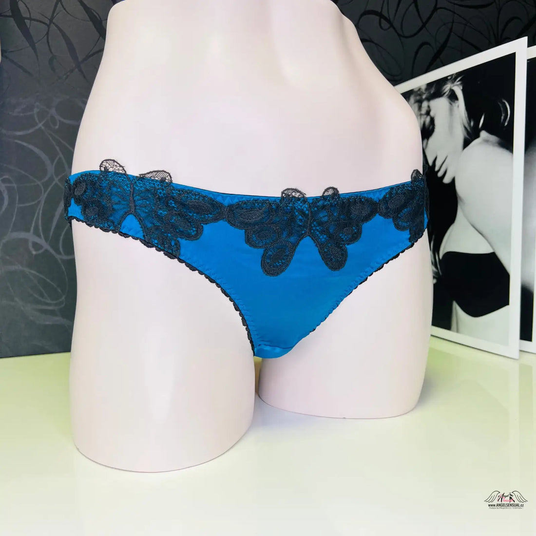 Modré a černé krajkové kalhotky Agent Provocateur Kalhotky Aymee ve stylu agent provocateur