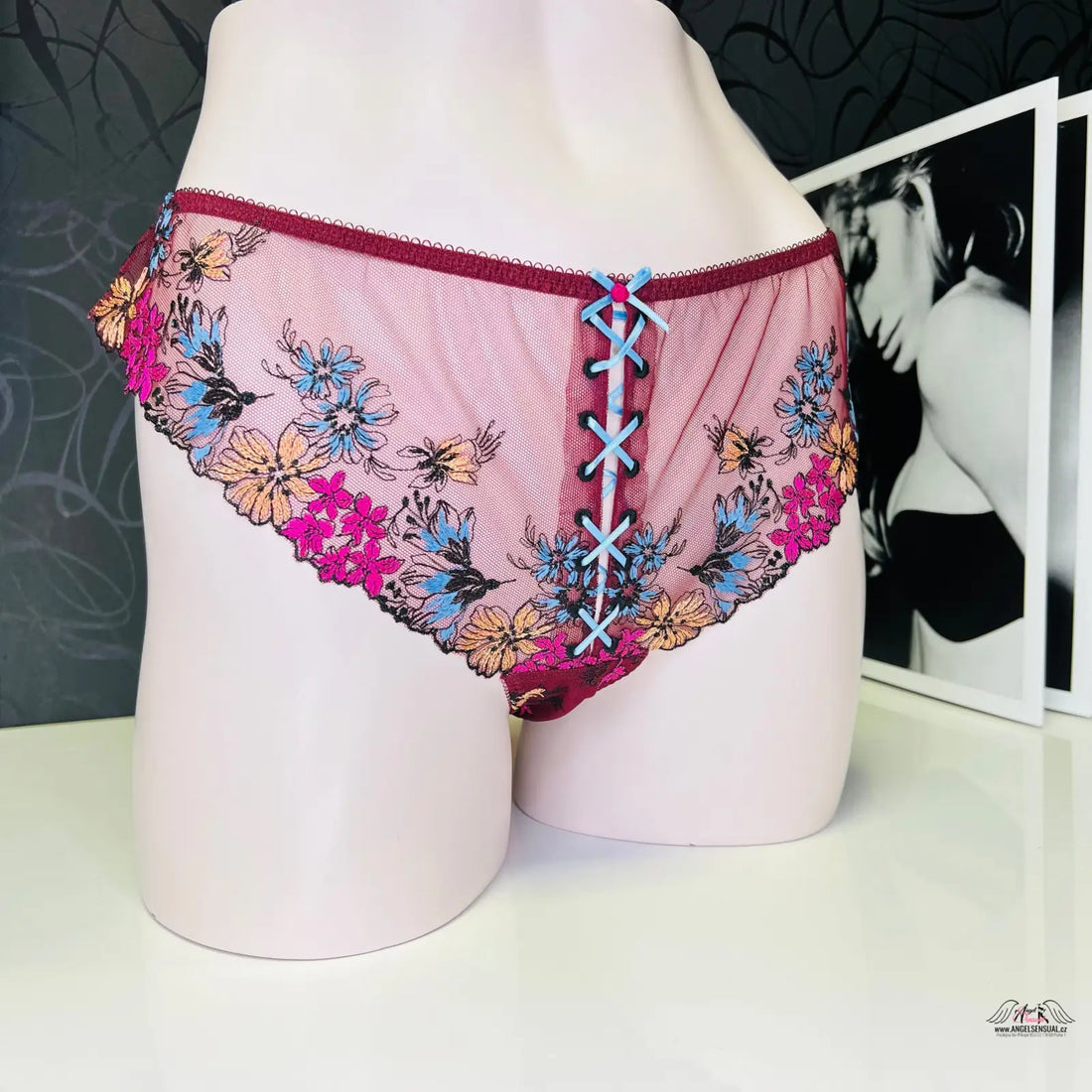 Agent Provocateur Kalhotky Bluebelle luxusní kalhotky s velmi vysokým pasem s květinovou výšivkou