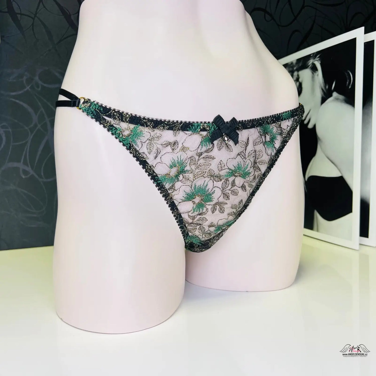 Floral embroidered thong from Agent Provocateur Kalhotky Castalia, elegant síťované kalhotky