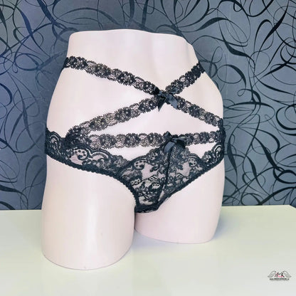 Pink mannequins form wearing black lace chiki brief with crisscross straps for každodenní nošení