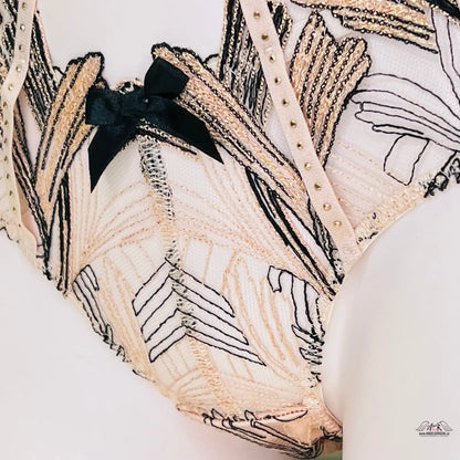 Embroidered kalhotky Christalina s ozdobnými pásky a zlatými detaily s černou mašlí