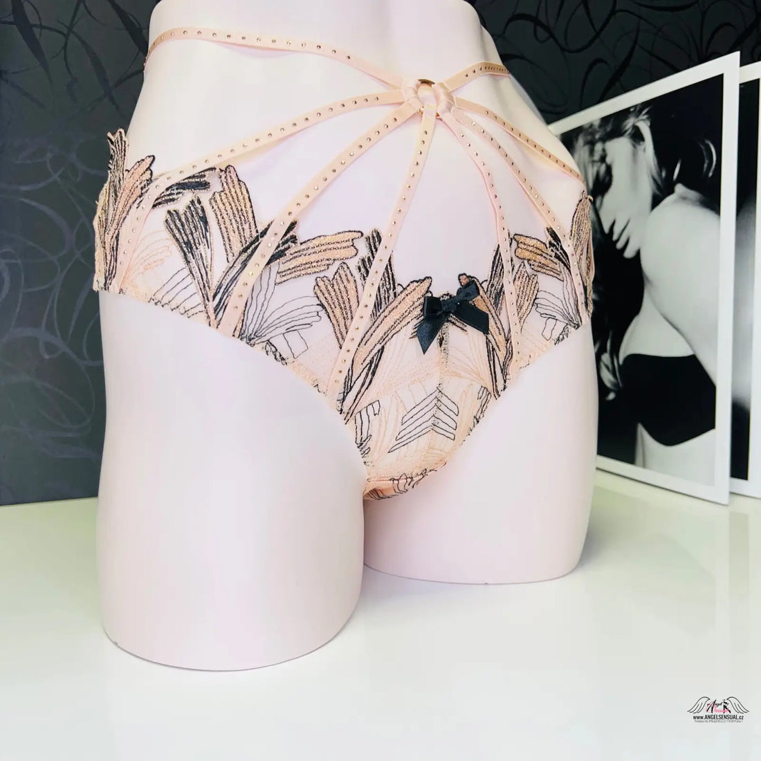 Peachové krajkové kalhotky Christalina s ozdobnými pásky a zlatými detaily