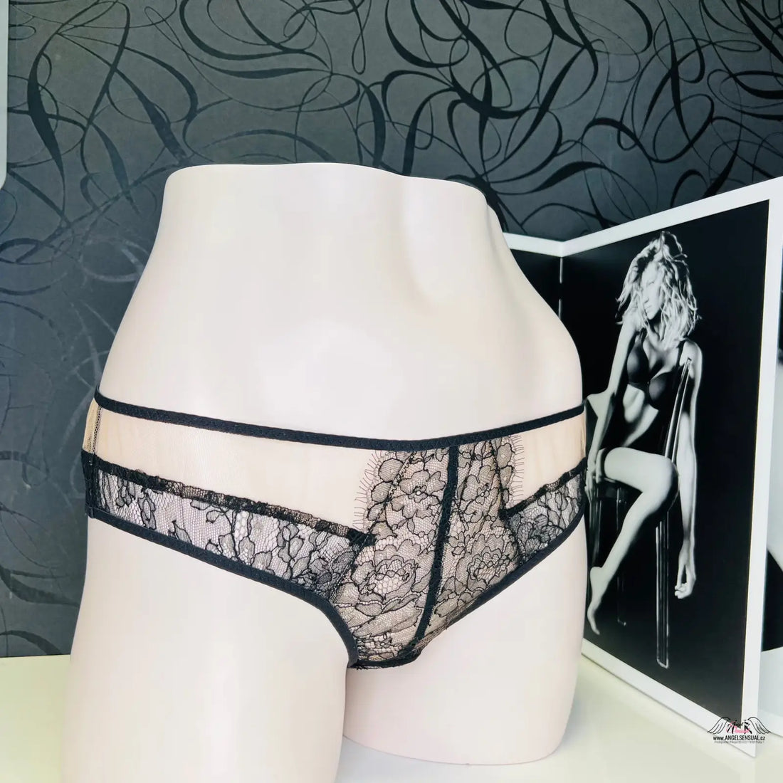 Lace a síťované kalhotky Fantazia od Agent Provocateur s ozdobnou krajkou a tvaru květin