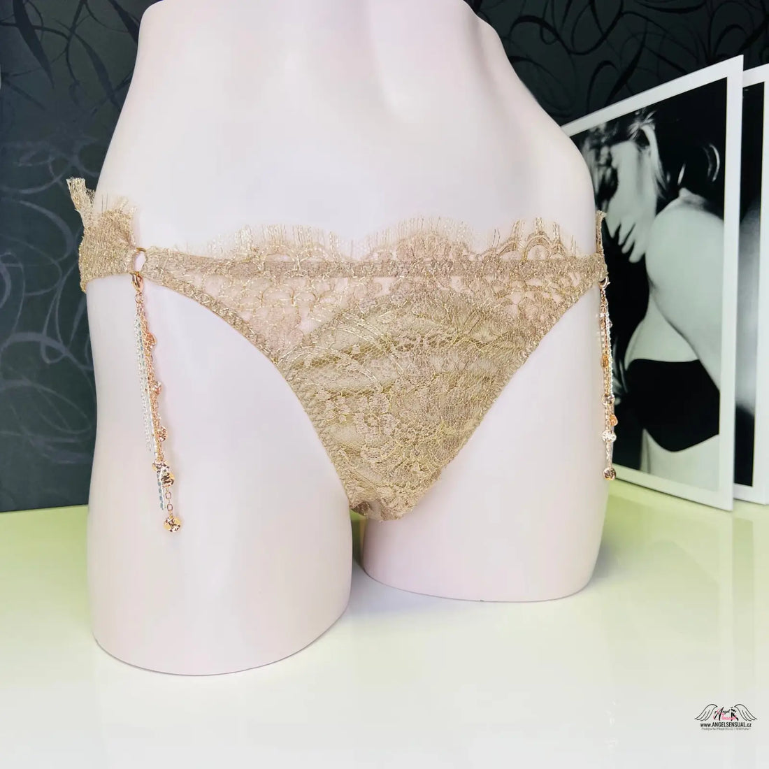Agent Provocateur Kalhotky Gayle Gold luxusní kalhotky s krajkou a řetízkovým detailem