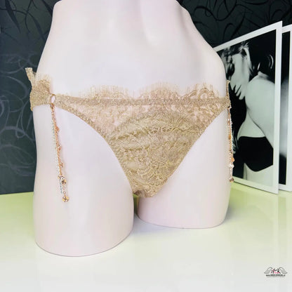 Agent Provocateur Kalhotky Gayle Gold luxusní kalhotky s krajkou a řetízkovým detailem