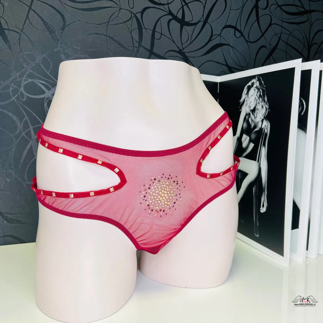 Červené kalhotky Ginger od Agent Provocateur s ozdobnými kamínky