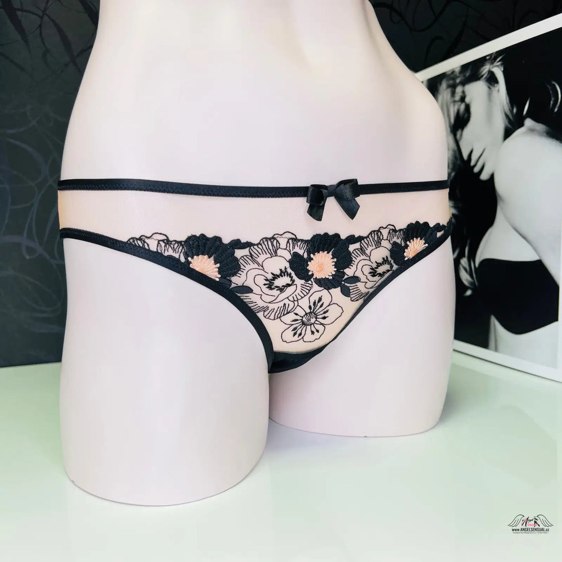Floral embroidered women’s thong Agent Provocateur Kalhotky Janie s všitými květinami