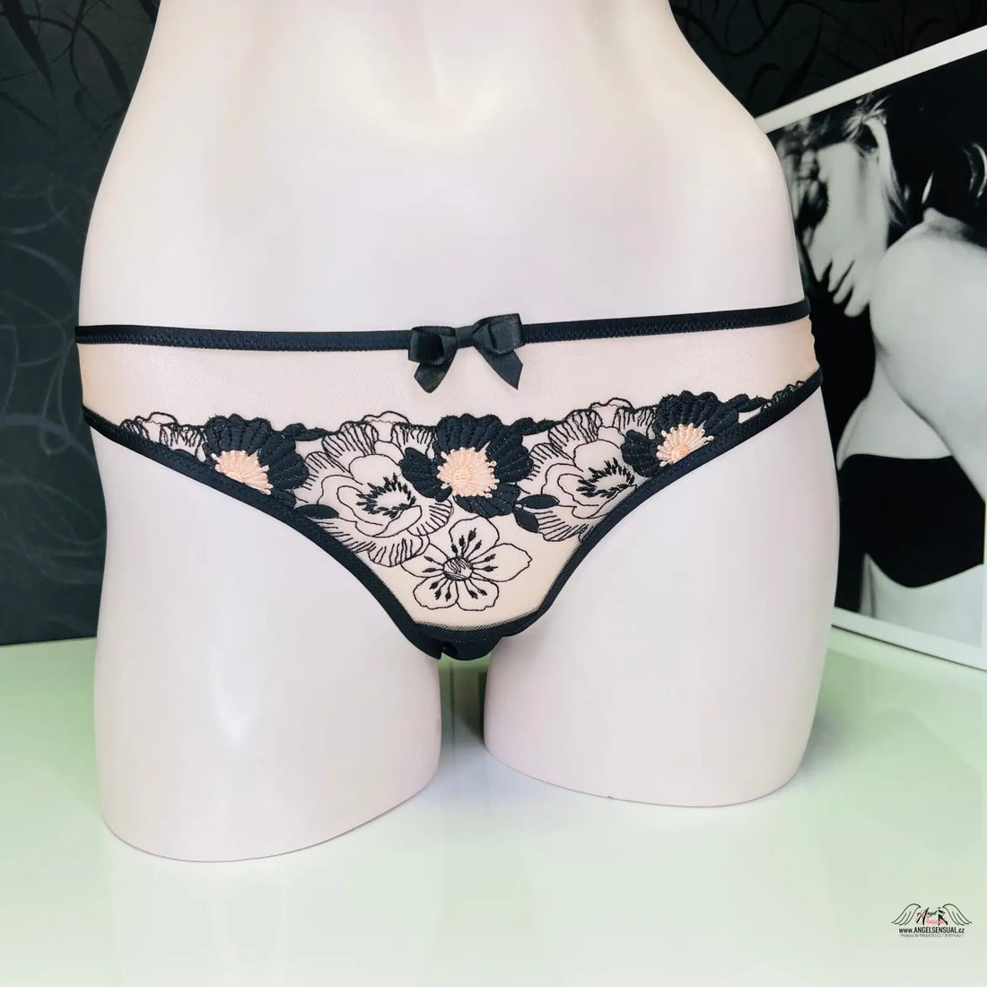 Floral embroidered lingerie Kalhotky Janie od Agent Provocateur s všitými květinami