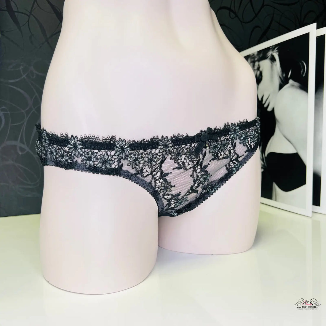 Black floral lace kalhotky Kiah s ozdobnou mašlí a stříbrnými doplňky