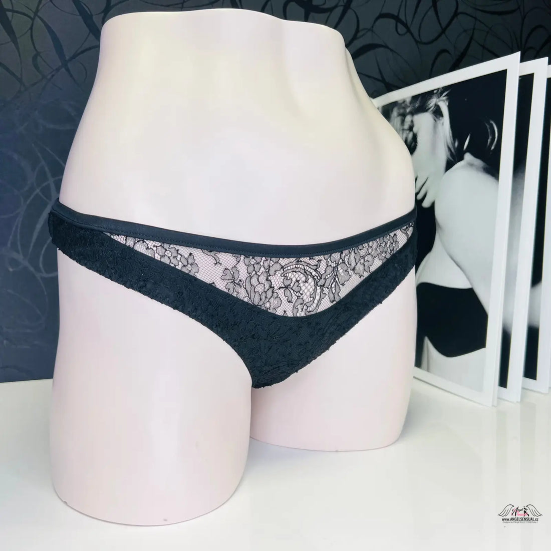 Černé a bílé krajkové kalhotky Klaudia od Agent Provocateur na figuríně