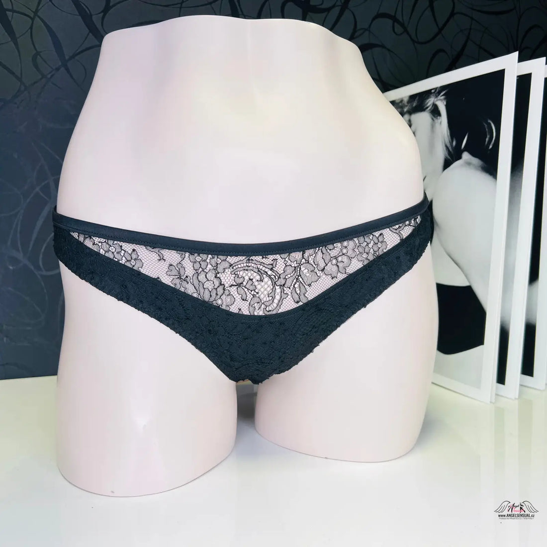 Black lace kalhotky Klaudia od Agent Provocateur na figuríně v kategorií apparel &amp; accessories