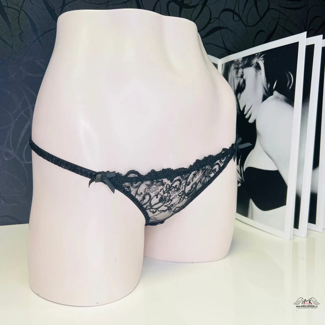 Black lace thong kalhotky Laretta s úzkými pásky na bledém manekýnově formě