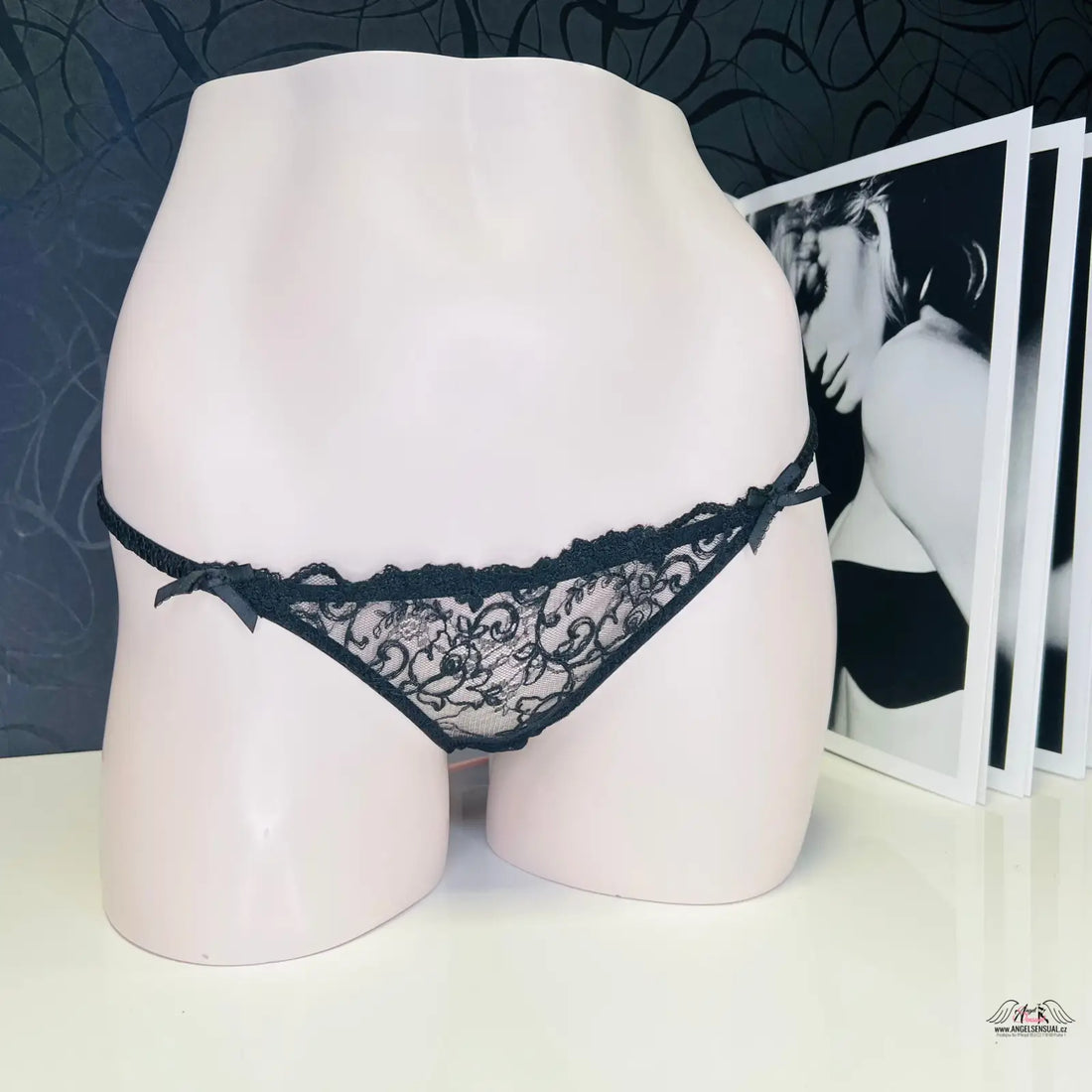 Black lace thong kalhotky laretta s úzkými pásky na figuríně, agent provocateur