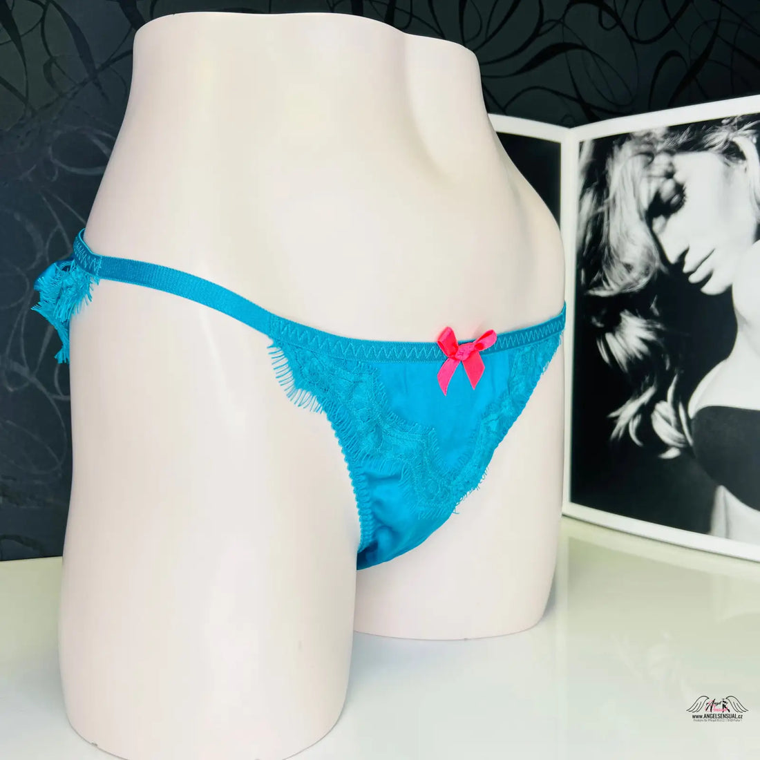 Lesklé kalhotky Lavelle s modrým krajkovým páskem a růžovou mašlí