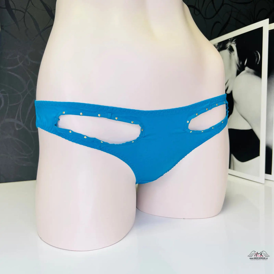 Blue kalhotky Liza s bílými výřezy na manekýnovi z tyrkysového strečového hedvábí se zlatými cvočky