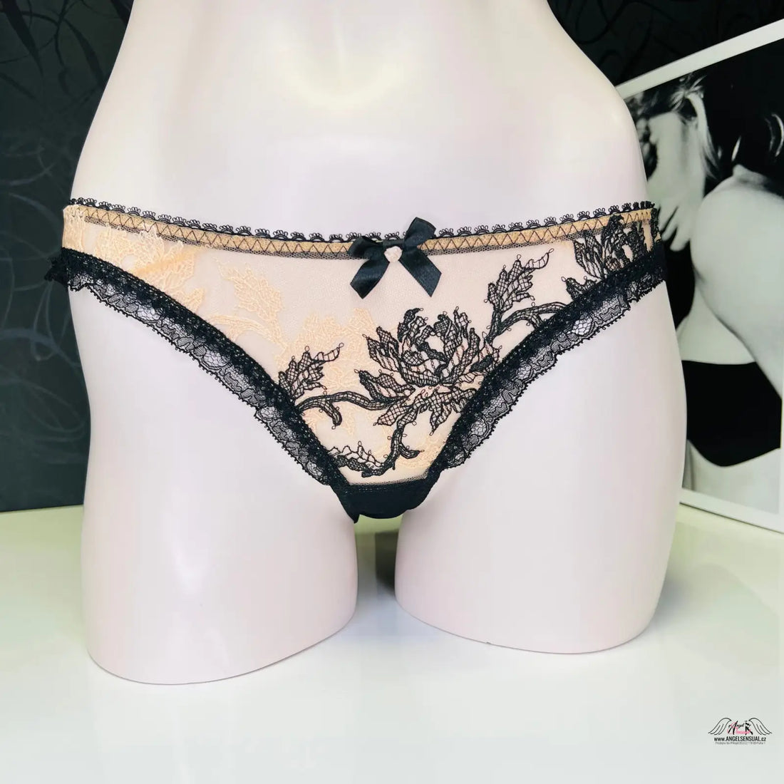 Floral embroidered lingerie kalhotky Luciela od Agent Provocateur, elegant a sexy