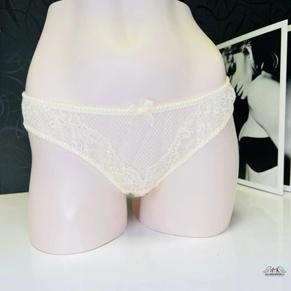 Lace-trimmed ivory thong from Agent Provocateur Kalhotky Lyla with ozdobnou mašlí