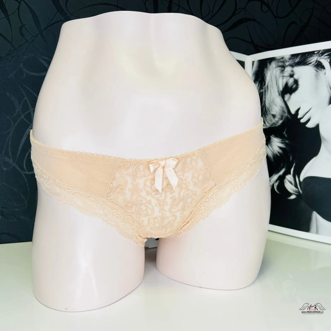 Beige krajkové kalhotky Mercy s mašlí z kolekce Agent Provocateur Kalhotky Mercy