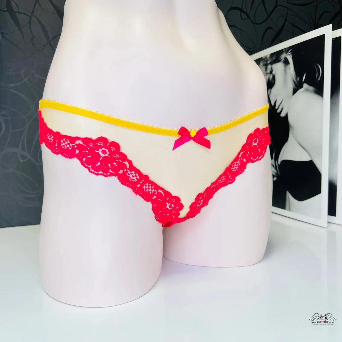Bílá figurína s červenými a žlutými síťovanými kalhotkami Agent Provocateur Kalhotky Myranda