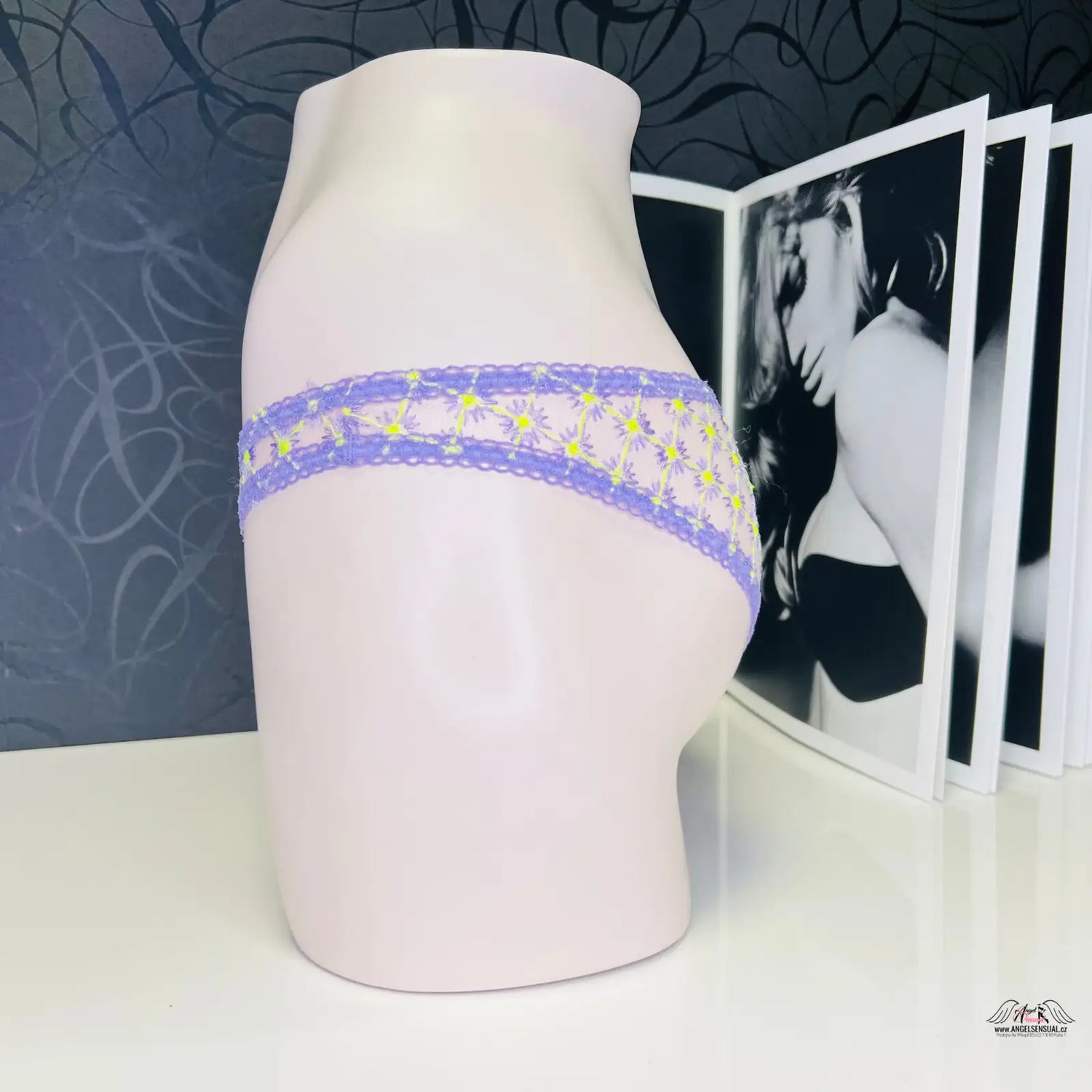 Lace thong Kalhotky Nancee od Agent Provocateur na světle růžové figuríně