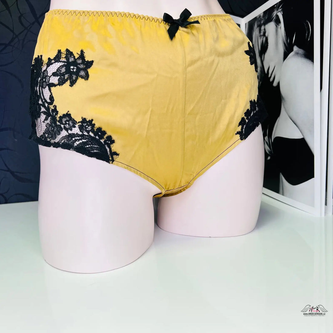 Gold saténové nohavičkové kalhotky Nayeli s černou krajkou, luxusní nohavičkové kalhotky
