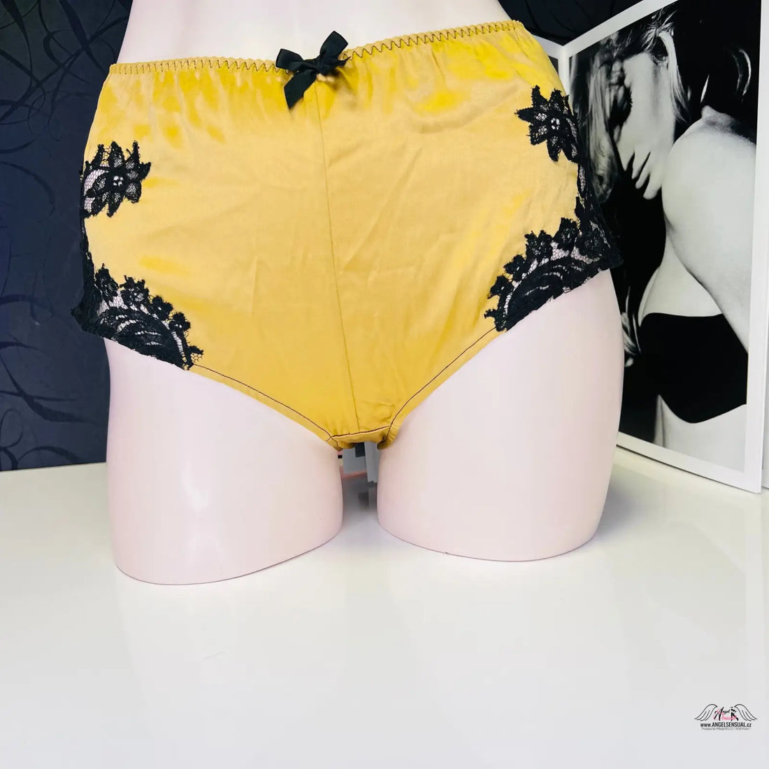 Mustard-yellow satin nohavičkové kalhotky Nayeli s černou krajkou, luxusní nohavičkové kalhotky
