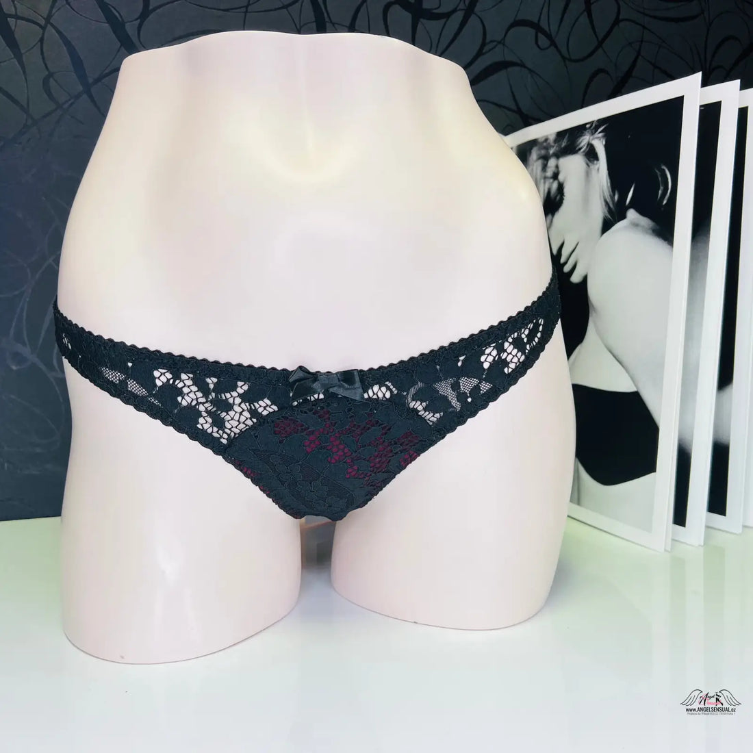 Black krajkové kalhotky Agent Provocateur Kalhotky Nicolle na bílé figuríně