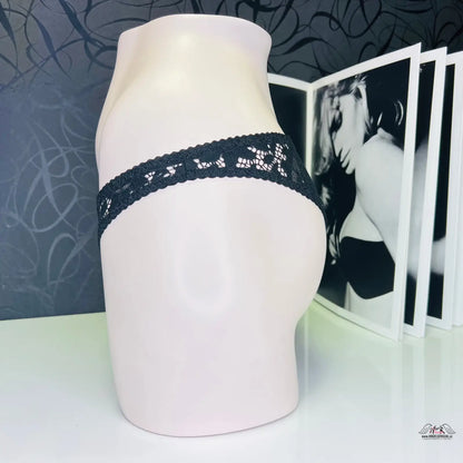 Bílá keramická nebo porcelánová váza s černou krajkovou páskou, součást kalhotky Nicolle
