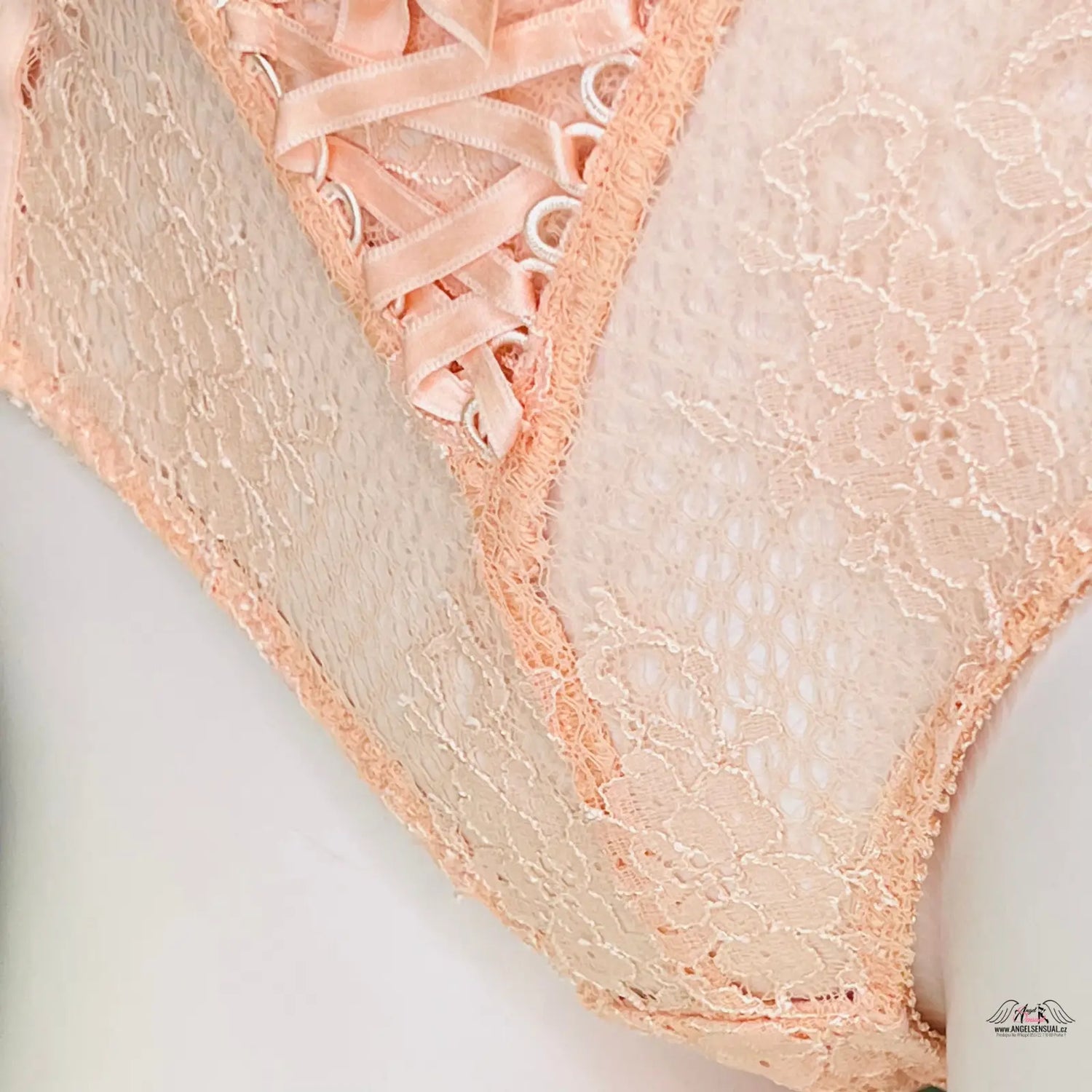 Peach-colored lace lingerie with ribbon detail from Agent Provocateur Kalhotky Peachy, jemnou síťovinou