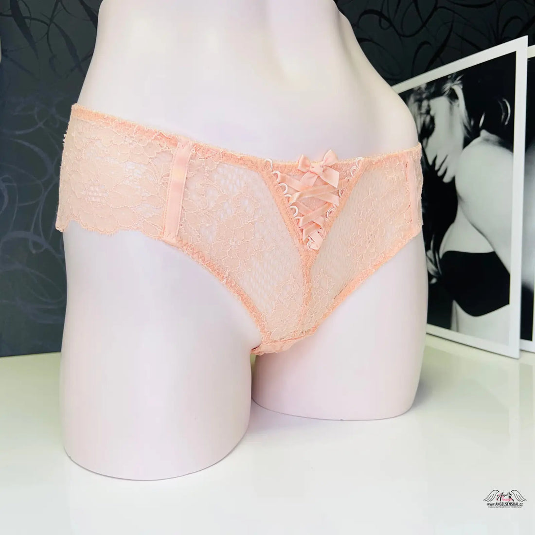 Peachové krajkové kalhotky Agent Provocateur Kalhotky Peachy s jemnou síťovinou a mašlí