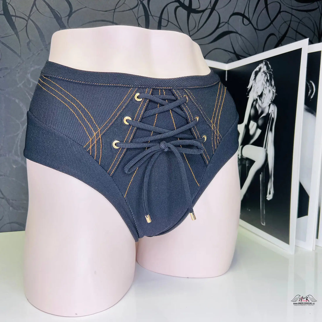 Černé kalhotky Safiya od Agent Provocateur s pevnější materiál a lace-up detail