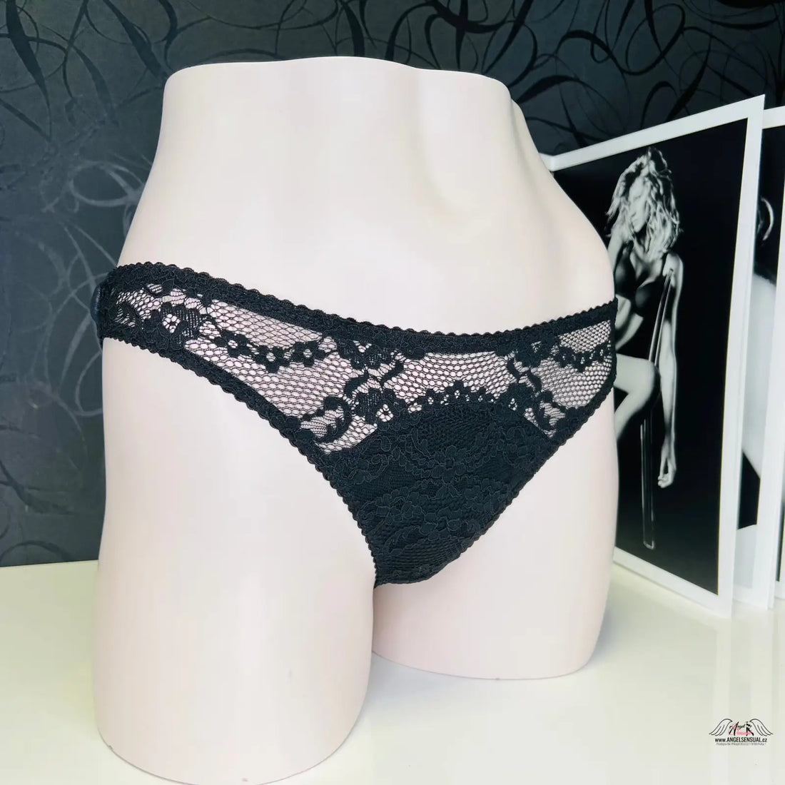 Černé krajkové kalhotky Sally od Agent Provocateur s zadní stranou