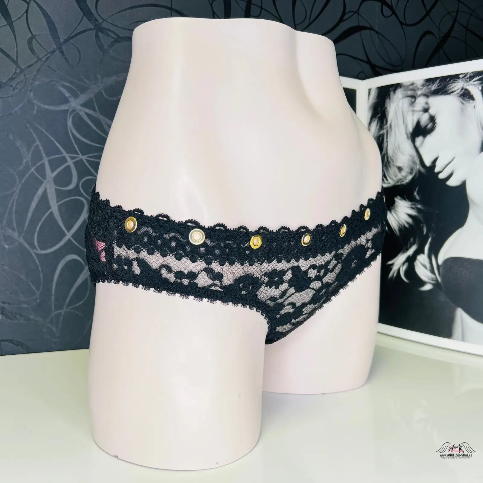 Agent Provocateur Kalhotky Stevie Black s kovovými zlatými kroužky a krajkou