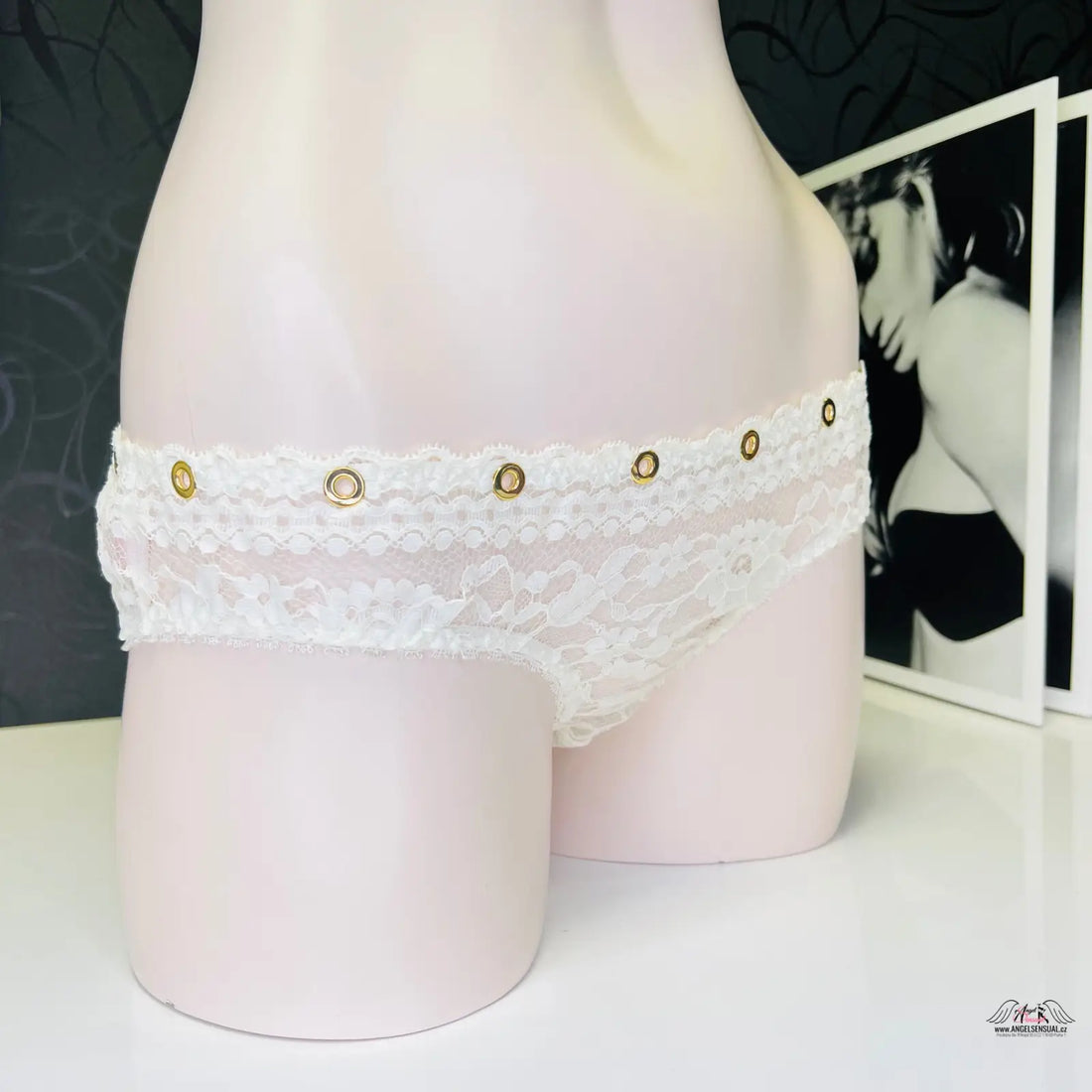 Bílé kalhotky Stevie s francouzskou krajkou a zlatými detaily