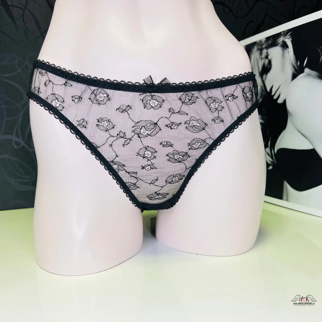 Letní krajkové kalhotky Agent Provocateur Kalhotky Summer Brief Černé s růžovým krajkovým detailem