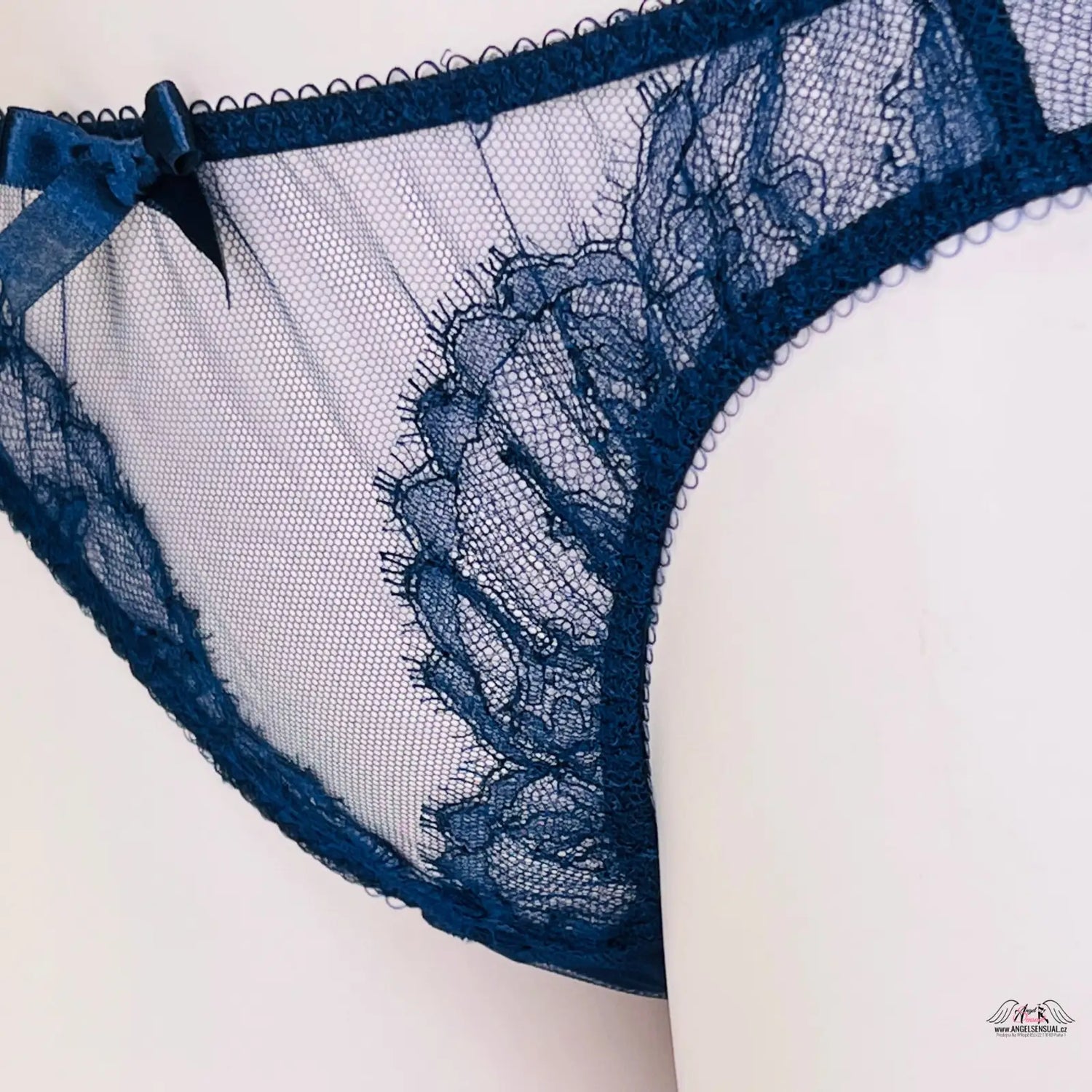 Modré síťované kalhotky Willa od Agent Provocateur s elegantním designem