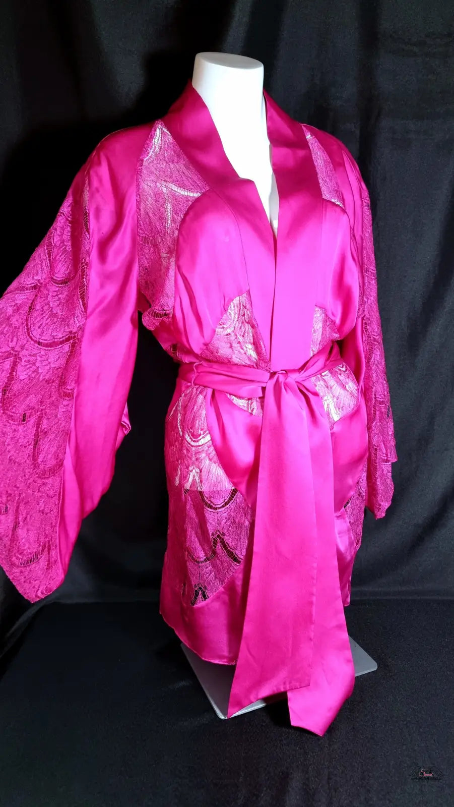 Růžový hedký župánek Kimono Emie s krajkovými detaily od Agent Provocateur