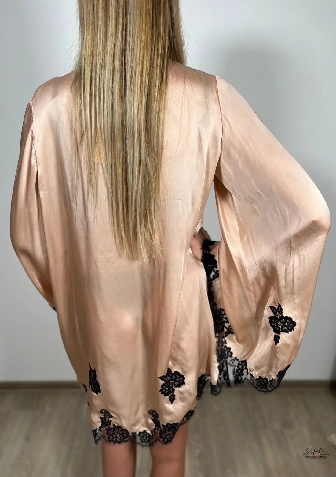 Žena ve svůdném růžovém hedvábném kimono Gulia s černou krajkou, luxusní kimono Gulia
