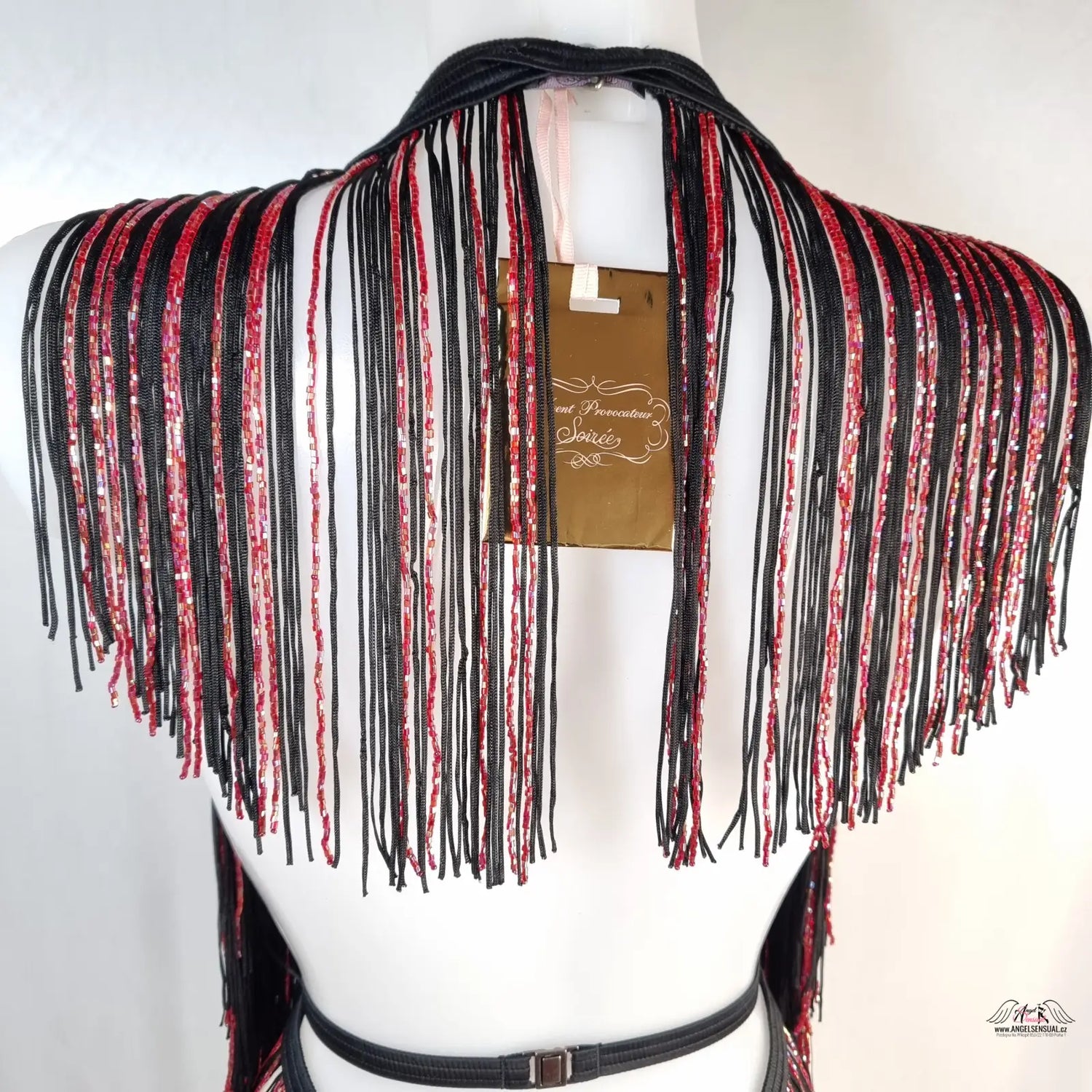 Černá a červená třásňová šála s kovovými prvky k agent provocateur Korálkový Playsuit Inga