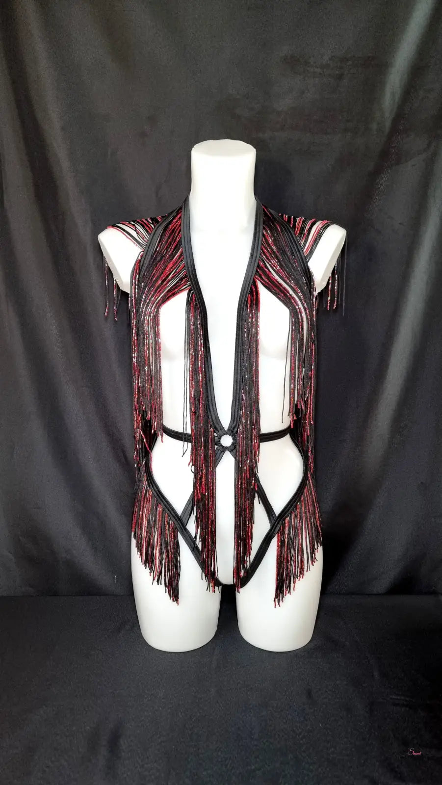 Fringed černý a červený taneční nebo výkonový bodystyl Agent Provocateur Korálkový Playsuit Inga