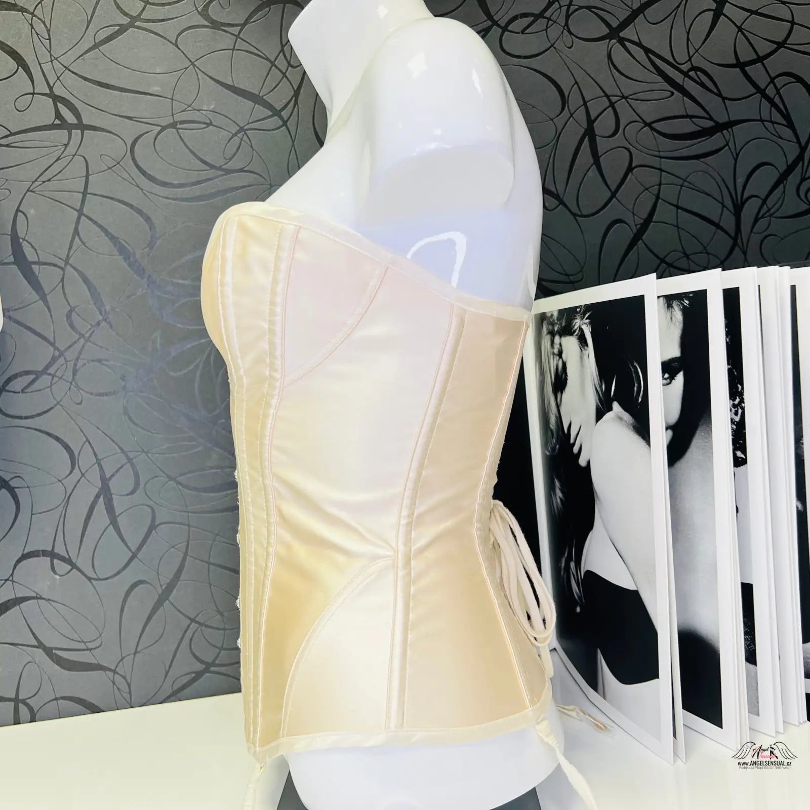 Agent Provocateur Korzet Classic Cream s vycpanými košíčky na bílém bustu, černobílé pozadí