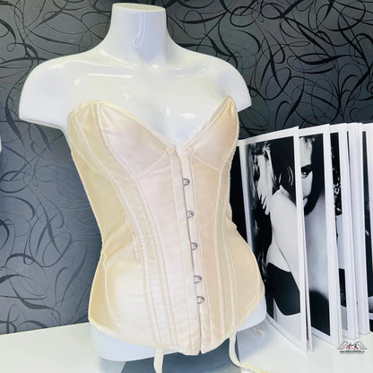 Agent Provocateur klasický korzetový krém s vycpanými košíčky na stole