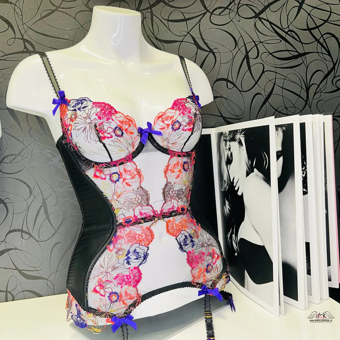 Manekýn s floral printem na produktu Agent Provocateur Zuri Basque Black Multi