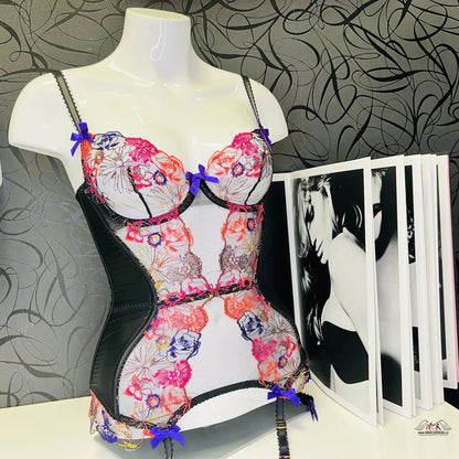 Manekýn s floral printem na produktu Agent Provocateur Zuri Basque Black Multi