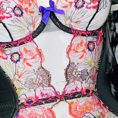 Žena v bílé šaty s barevnými květinami na zuri basque black multi