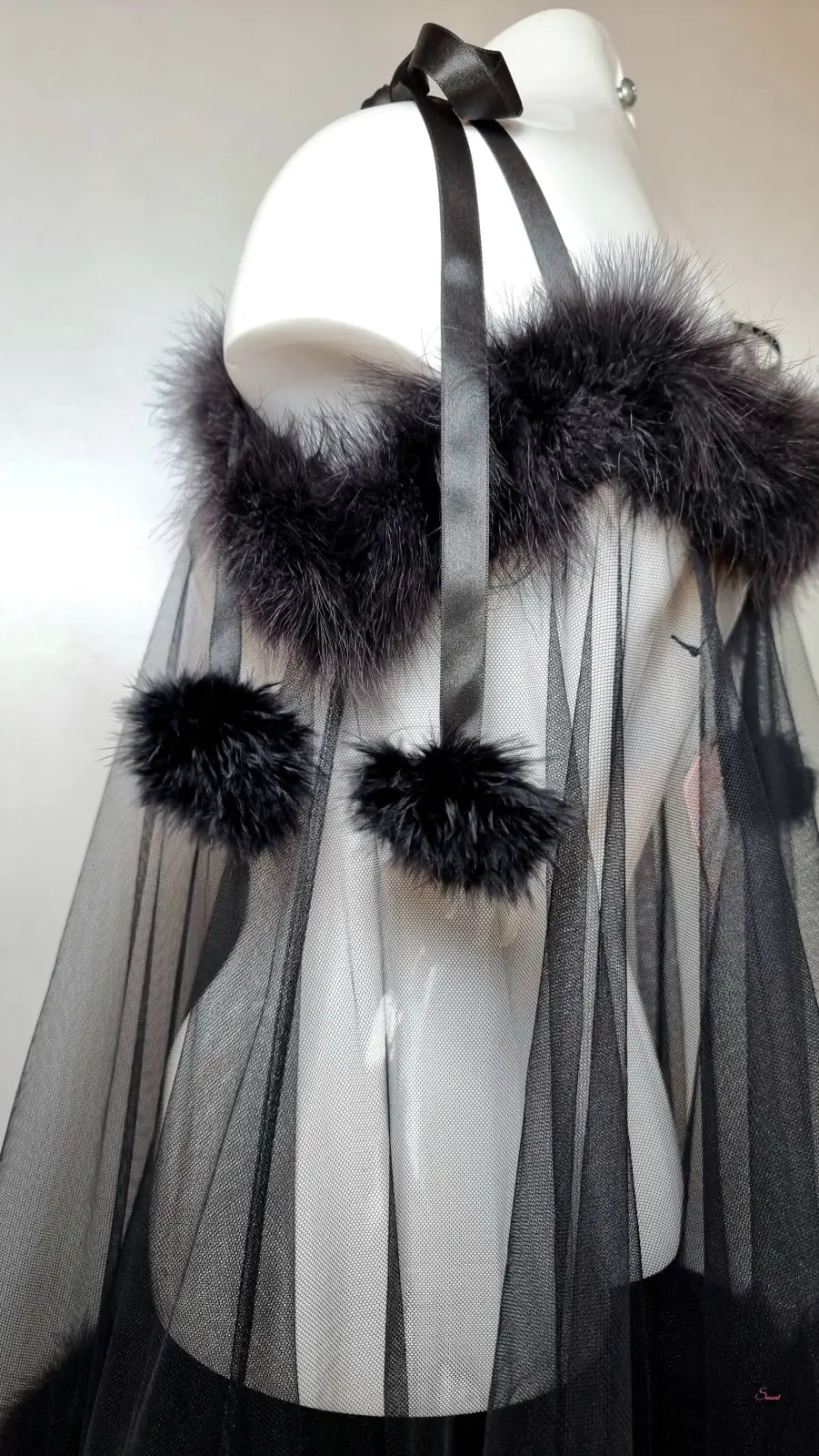 Black síťovaný babydoll Agent Provocateur Košilka Babydoll Netania s černým šálem a faux fur trim